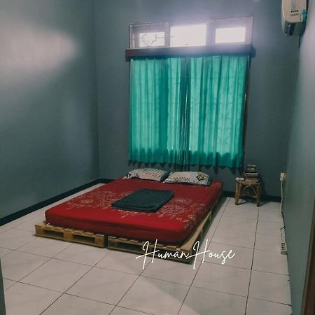 לינה וארוחת בוקר סוראבאיה Human House מראה חיצוני תמונה